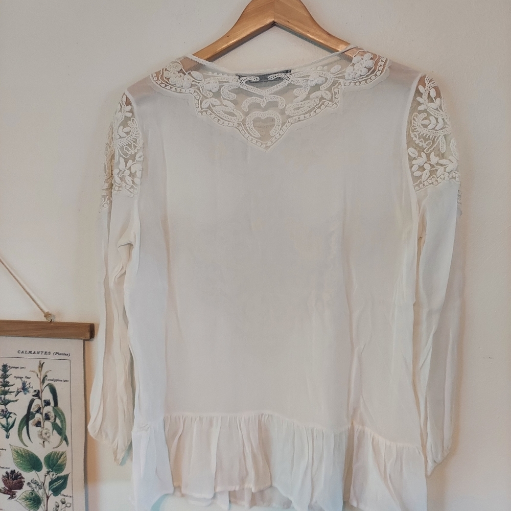ZARA Woman. Medium. White Lace Blouse. - Picture 5 of 6
